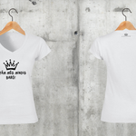 Töltsd be a képet Galéria nézetbe Anyám még mindig baró V-nyakú női póló
