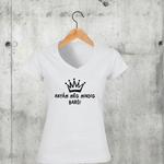 Töltsd be a képet Galéria nézetbe Anyám még mindig baró V-nyakú női póló
