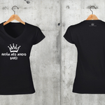 Töltsd be a képet Galéria nézetbe Anyám még mindig baró V-nyakú női póló
