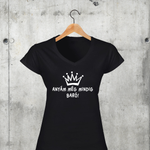 Töltsd be a képet Galéria nézetbe Anyám még mindig baró V-nyakú női póló
