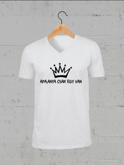 Töltsd be a képet Galéria nézetbe Apa, Anya csak egy van V-nyakú póló
