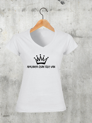 Töltsd be a képet Galéria nézetbe Apa, Anya csak egy van V-nyakú női póló
